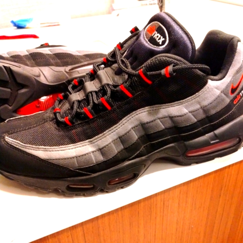 Nike Men's Air Max 95s Black Red Grey Like new barely worn